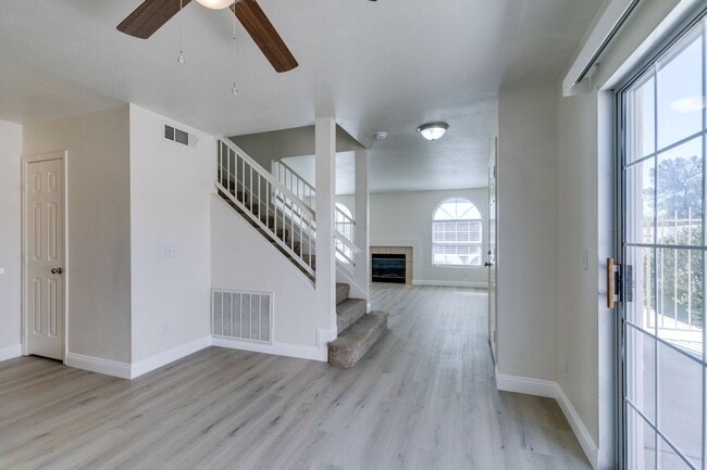 Building Photo - 3 Bedroom Townhouse with attached garage i...