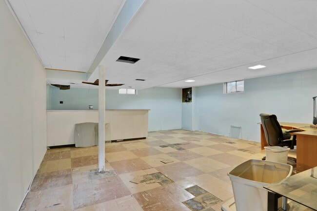 Building Photo - 8918 Parkside Ave