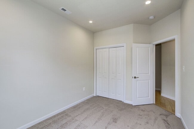 Building Photo - Gorgeous and Spacious Renovated 4br/3.5ba ...