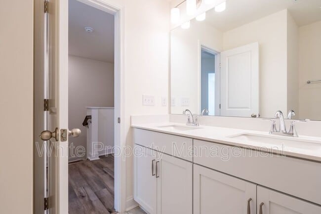 Building Photo - 1556 Cedar Tree Dr