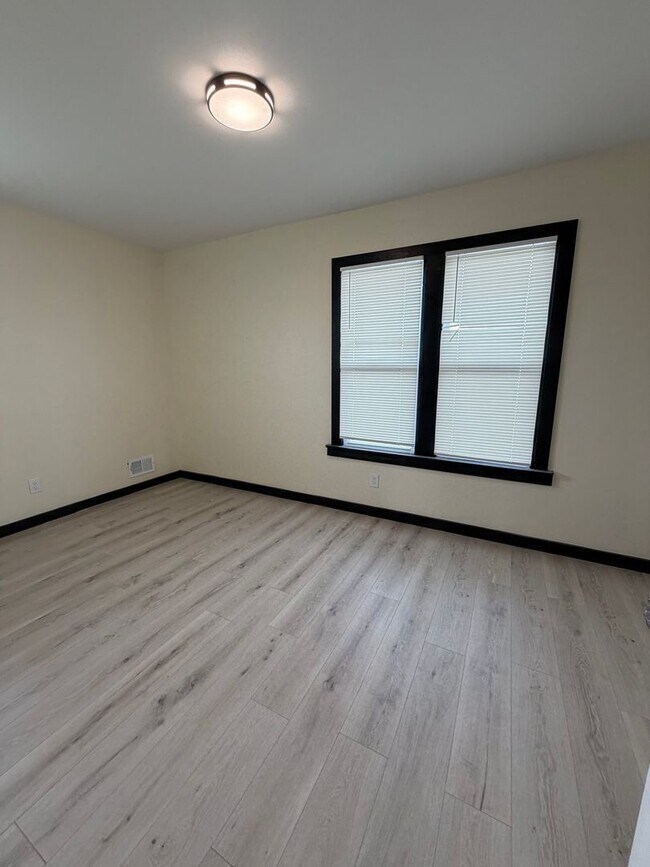 Building Photo - 4 bedroom townhouse