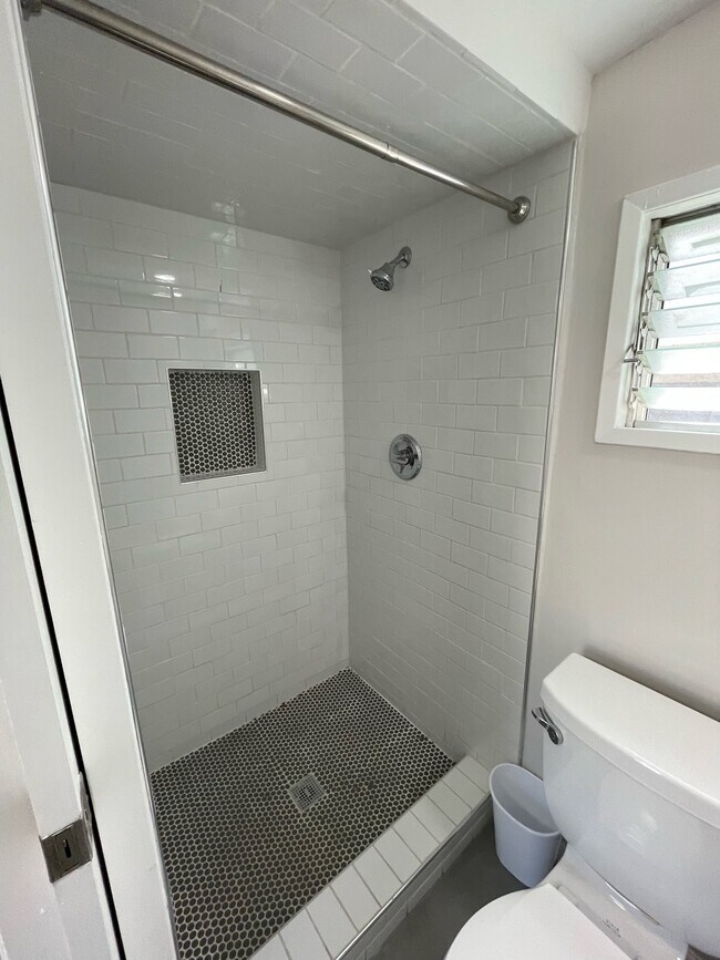 Building Photo - 1110 W 164th St