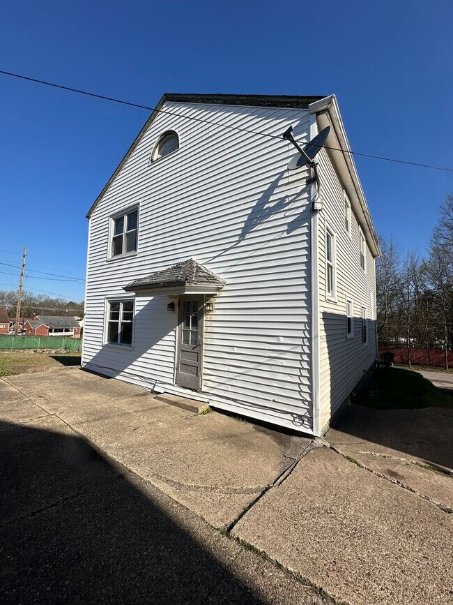 Building Photo - 1652 Roosevelt Ave