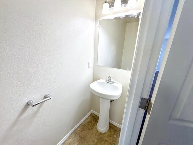 Building Photo - Spacious 3-Bedroom Townhome with Convenien...