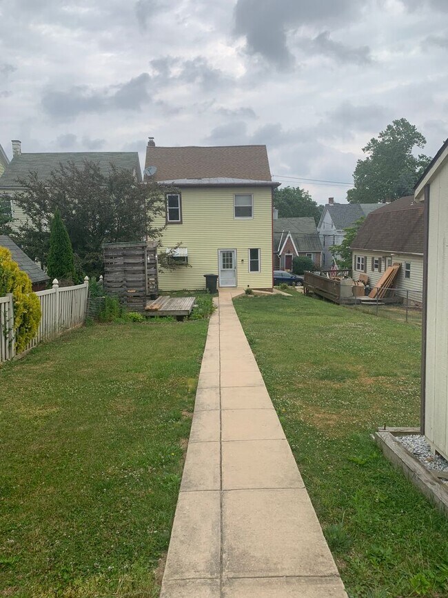 Building Photo - Dallastown SD 3 Bedroom House-Yard, Parking