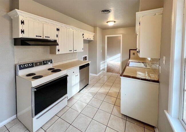 Building Photo - 208 E 14th St