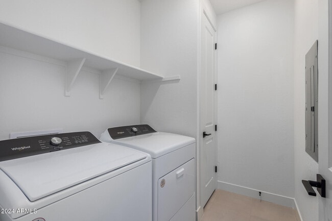 Building Photo - 2121 W Sonoran Desert Dr