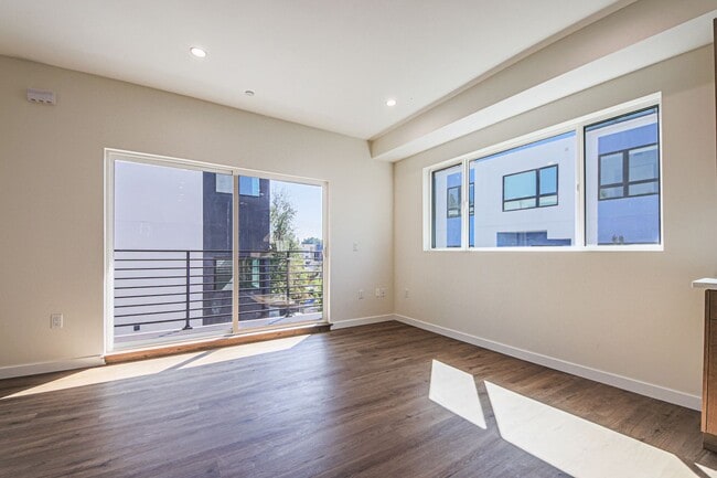 Building Photo - Ultra-Luxury Brand New 2 bed/2.5 bath and ...