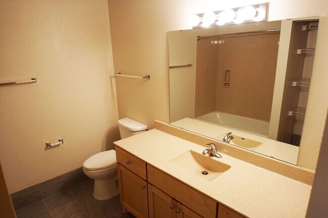 Building Photo - Pinto Suite