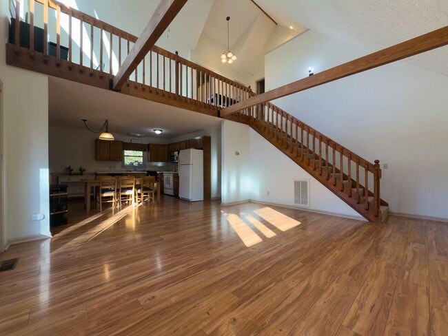 Building Photo - 450 Rhododendron Ln