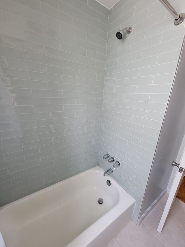 Building Photo - Large 3 bedroom 1 bath house for rent.