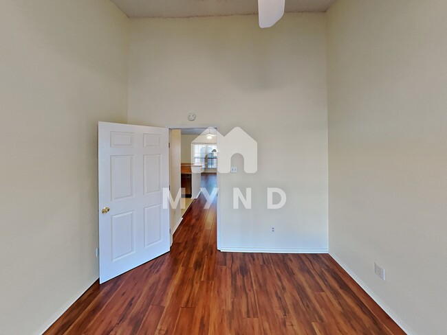 Building Photo - 4800 W Lovers Ln Apt 518