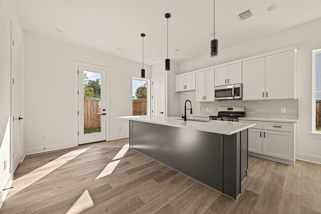 Building Photo - 2475 Carmel St