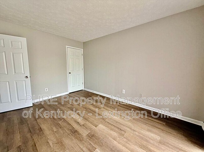 Building Photo - 3772 Camelot Dr