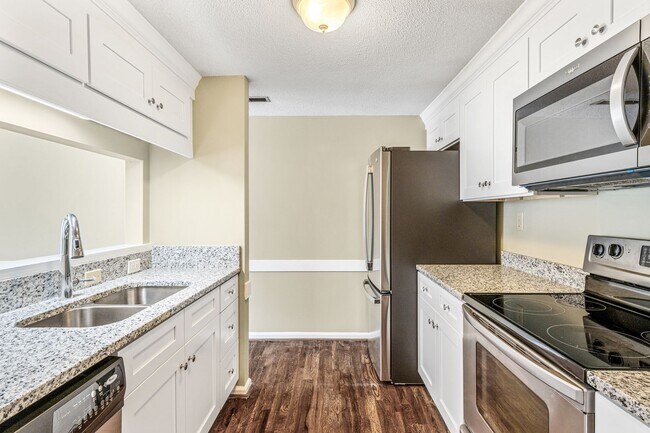 Building Photo - Newly Updated Park Place Townhome in Green...