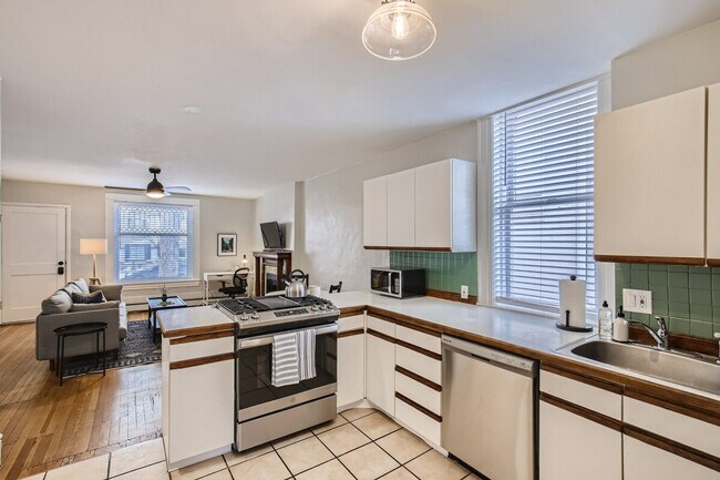 Building Photo - 1240 York St