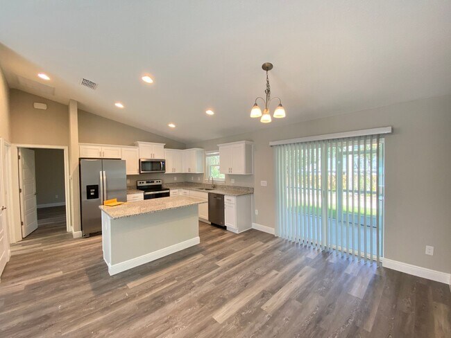 Building Photo - Custom Home - Desirable SE Ocala Neighborhood 3/2/2 **Won't Last**