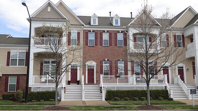 Building Photo - Lovely Condo w/ Two Car Garage in The Cott...
