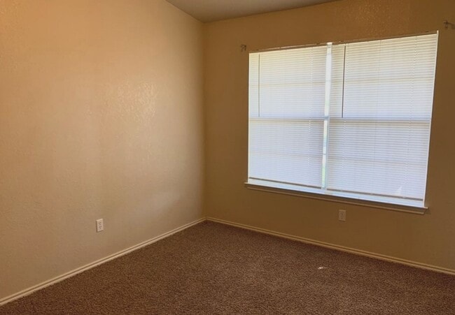 Building Photo - Lovely 3 bedroom 2 bath with Fireplace