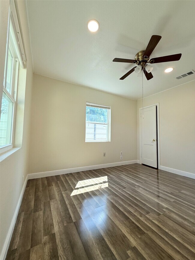 Building Photo - 207 Tidwell Rd