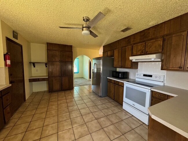 Building Photo - Comfy & Spacious 3 Bed Home! Mesa School District!