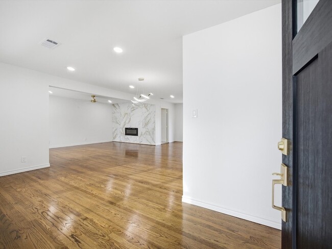 Building Photo - 10209 Casa View Dr