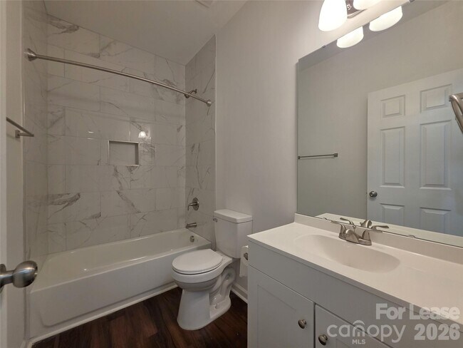 Building Photo - 595 Foxwood Dr SE
