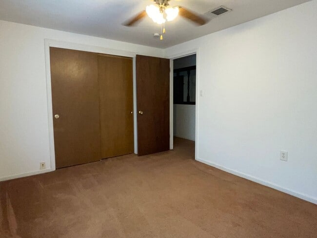 Building Photo - Spacious Home in Country Club Estates