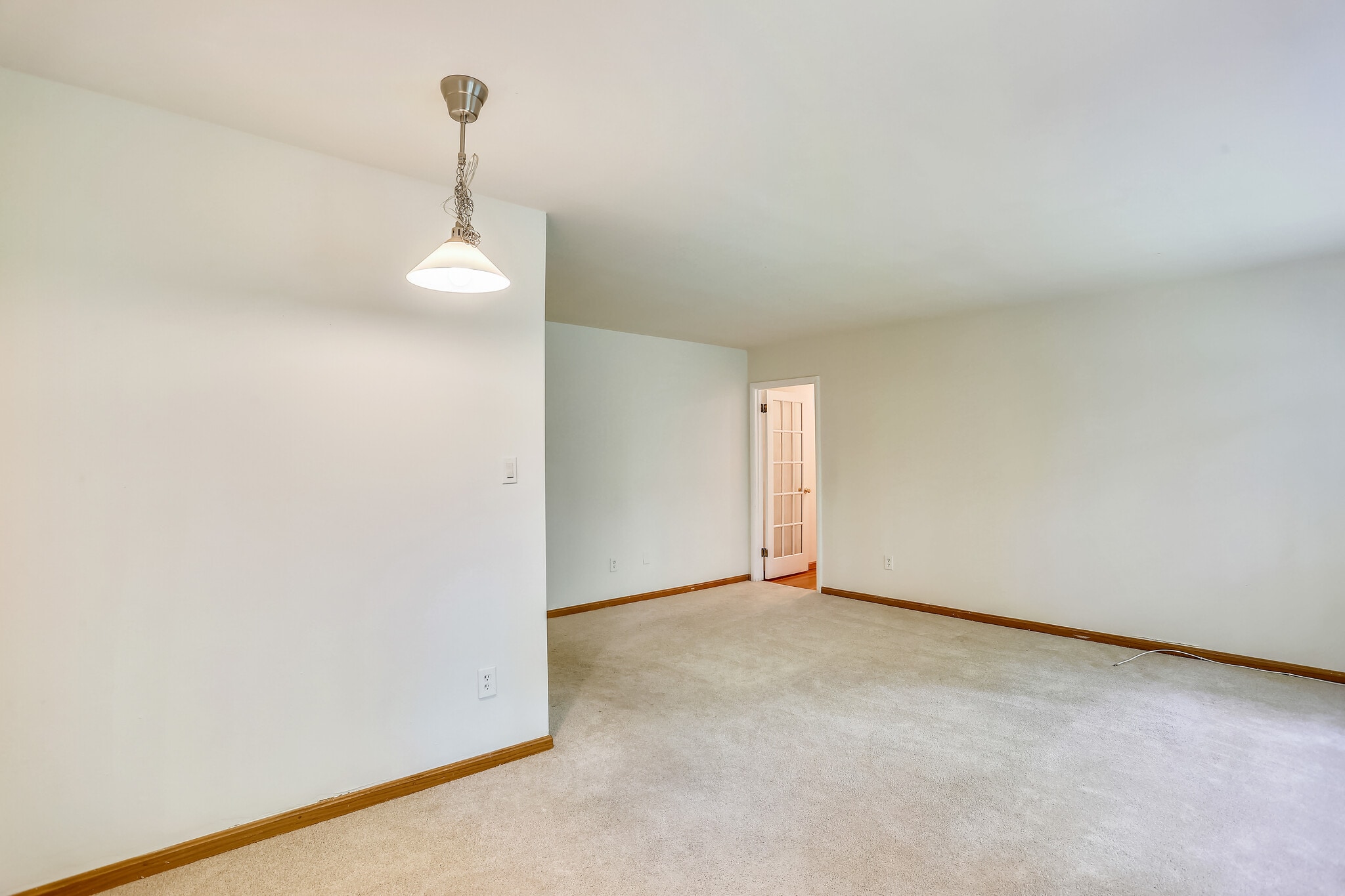 Spacious living room - 10412 Montrose Ave