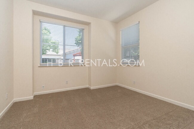 Building Photo - 803 Twin Oaks Dr