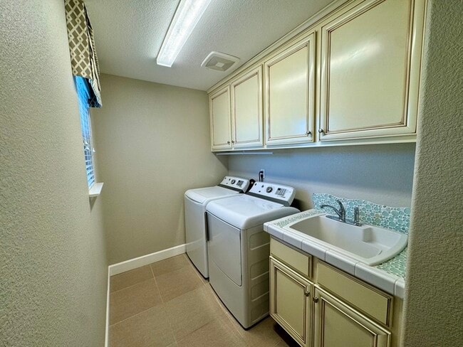 Building Photo - Beautiful Home in Lincoln! - 27 E Street