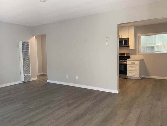 Building Photo - Charming 2 Bedroom in University Heights w...