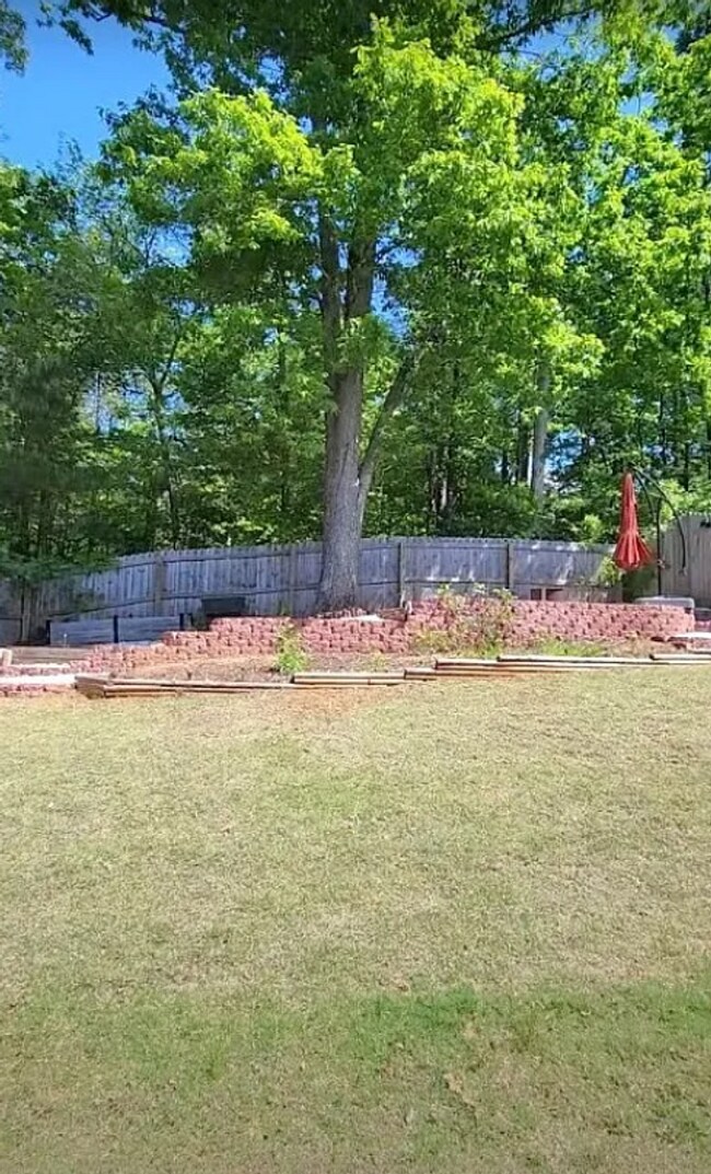 Building Photo - 648 Village Dr