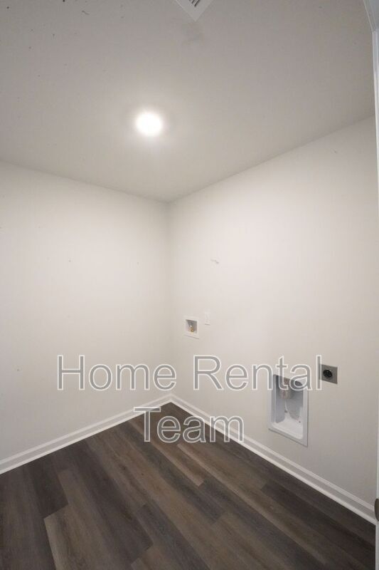 Building Photo - 108 Windrush Pnes