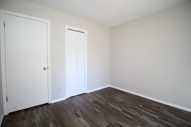 Building Photo - Spacious 3BR Townhome Near Pensacola State College with Flex Room, Private Balcony & Fenced Backy...