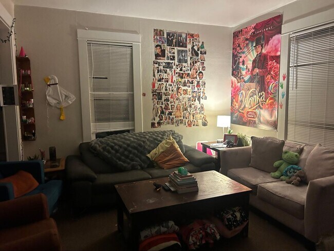 Building Photo - PRELEASE: Spacious 6+ bdrm/2 bath in York Neighborhood