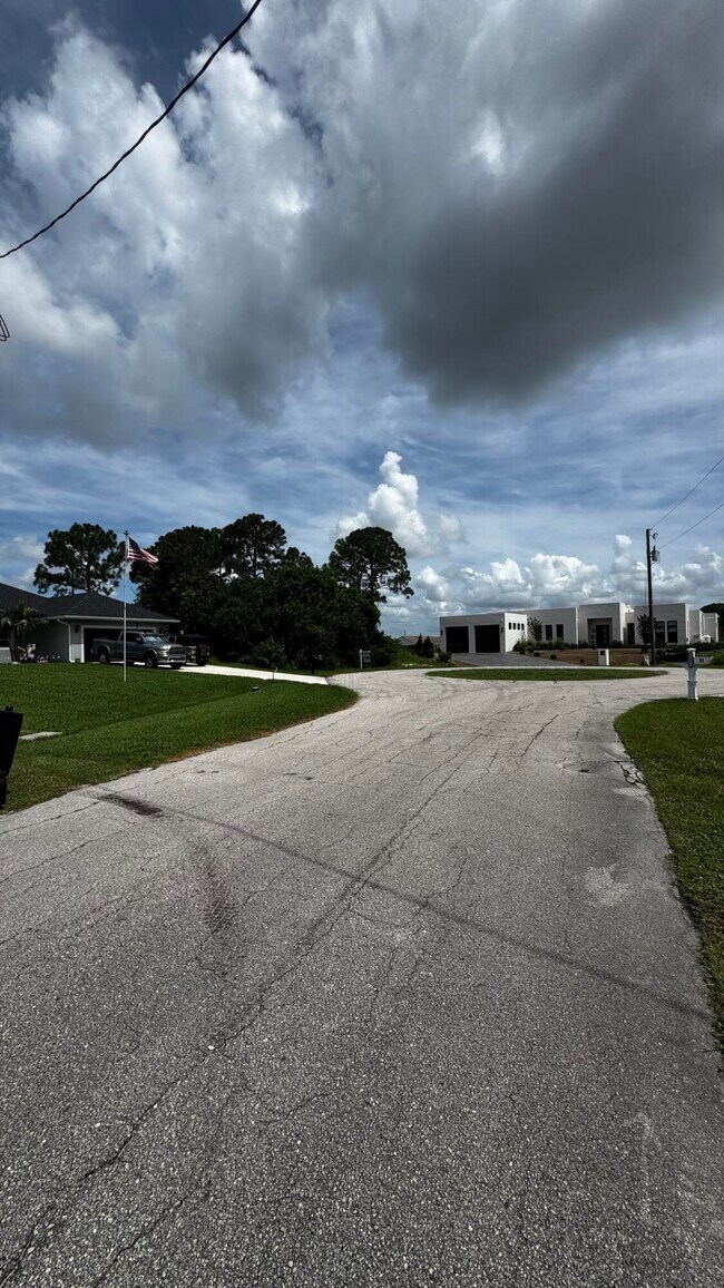 Building Photo - 4011 SW Kidd Ct