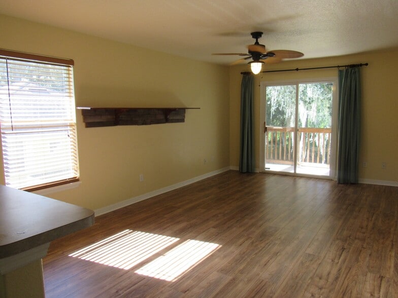 Living room - 828 S Duss St