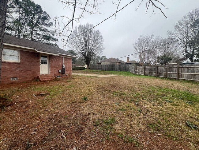 Building Photo - 3 Bedroom 2 Bathroom. Single Level Home.