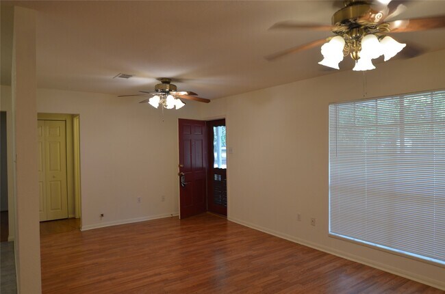 Building Photo - 9902 Trailway Dr