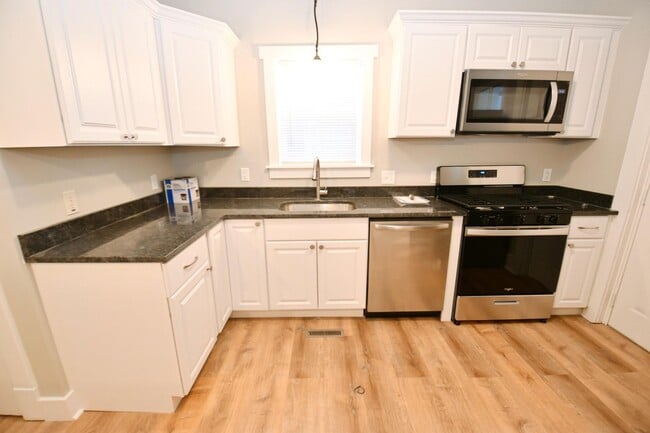 Building Photo - Close to Notre Dame, newly remodeled 3 bed...