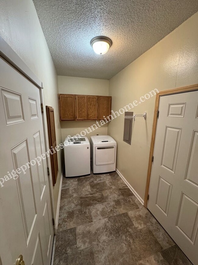 Building Photo - Village Green Home