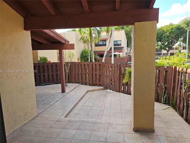 Building Photo - 311 W Park Dr