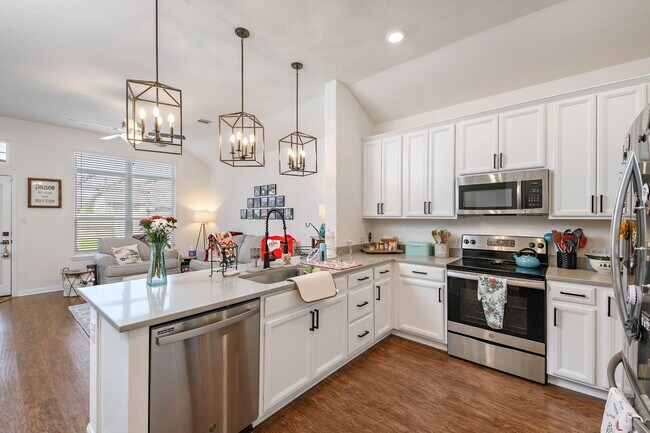 Building Photo - FEB 2026! Beautiful 3/2 Home w/ Huge Backyard in Edgewater!