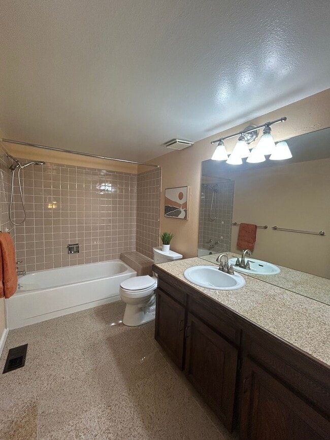 Building Photo - 5 BR/3 1/2 BA in the Desirable Meadowglen Community!!