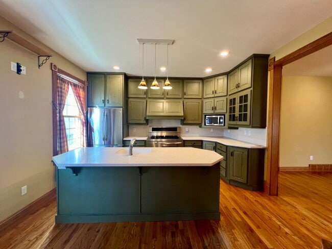 Building Photo - Charming Three Bedroom Home!