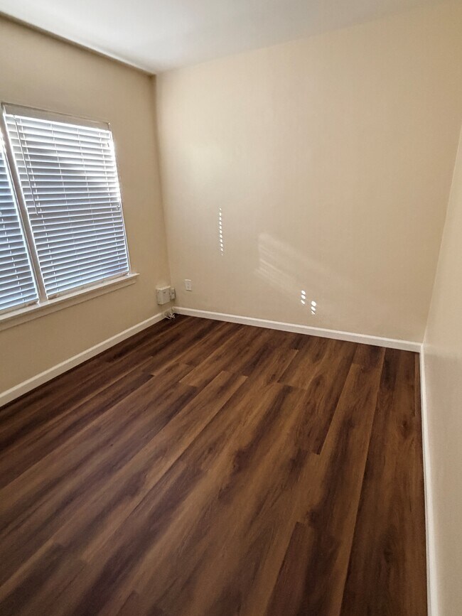 Building Photo - 21 59th Pl