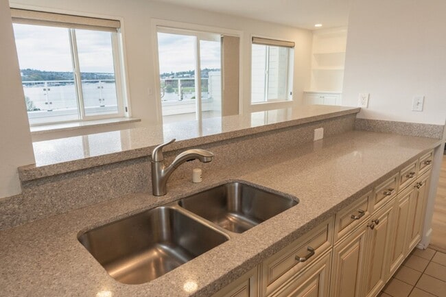 Building Photo - 2Bd/1Ba Seattle Condo