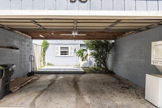 Building Photo - Spacious Two Bedroom Townhome