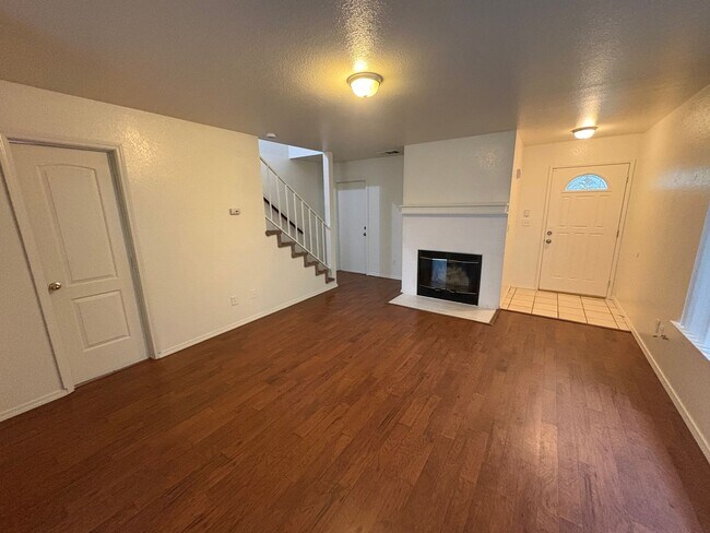 Building Photo - 2 story house in NW Visalia Available Now